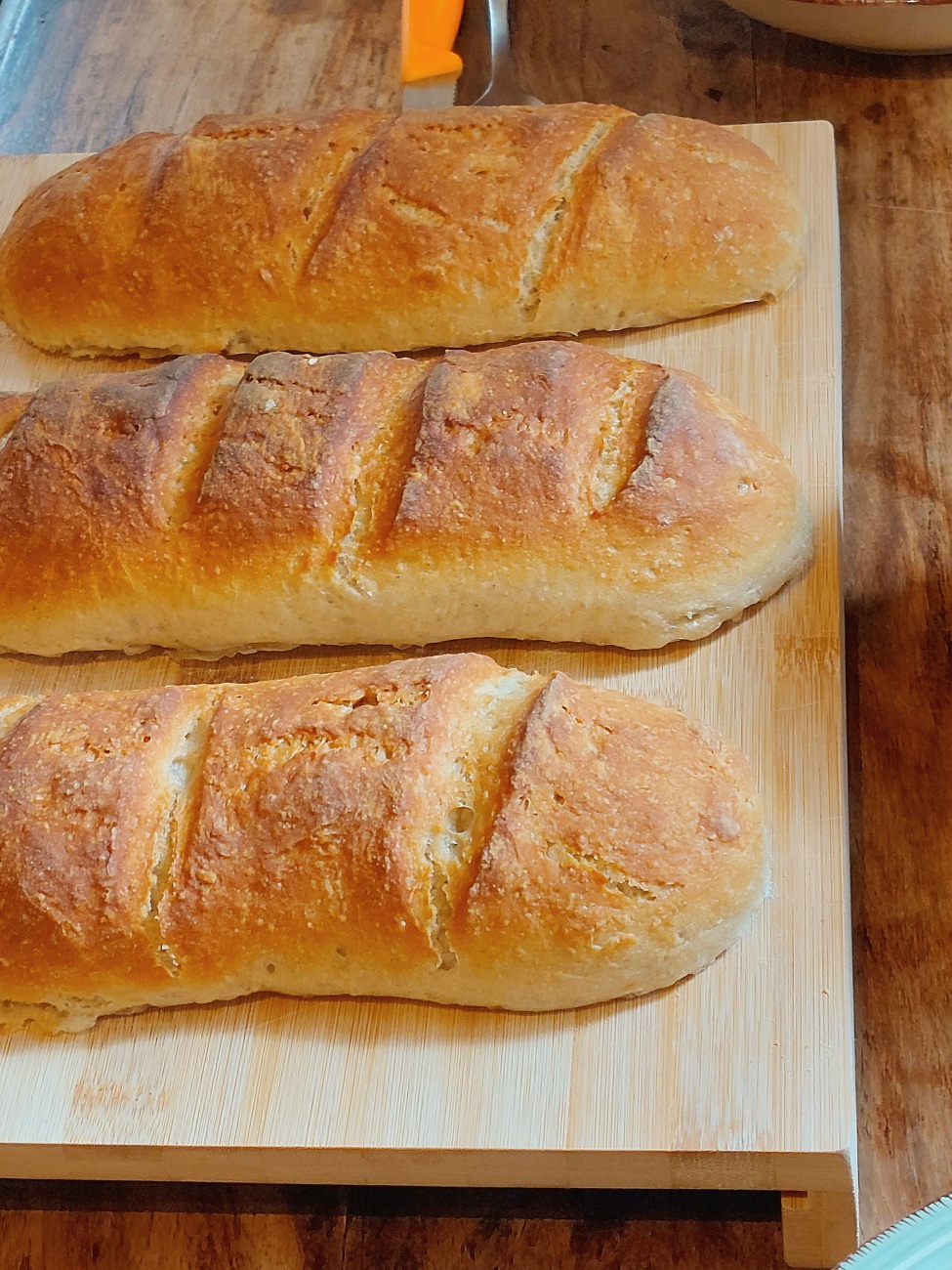 Foto: Martin Zehrer - Ganz feine, rustikale Baguettes... Weizen- und Roggenmehl mit viel Liebe verbacken... :-) 