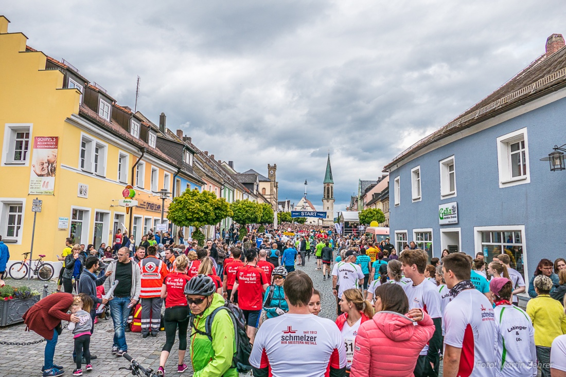 Foto: Martin Zehrer - Nofi-Lauf 2017: Start am Stadtplatz und Ziel beim Siemens... 5,9 Kilometer durch Kemnath und rund herum. Mehr als 8000 Teilnehmer fanden sich in Kemnath zusammen um die S 