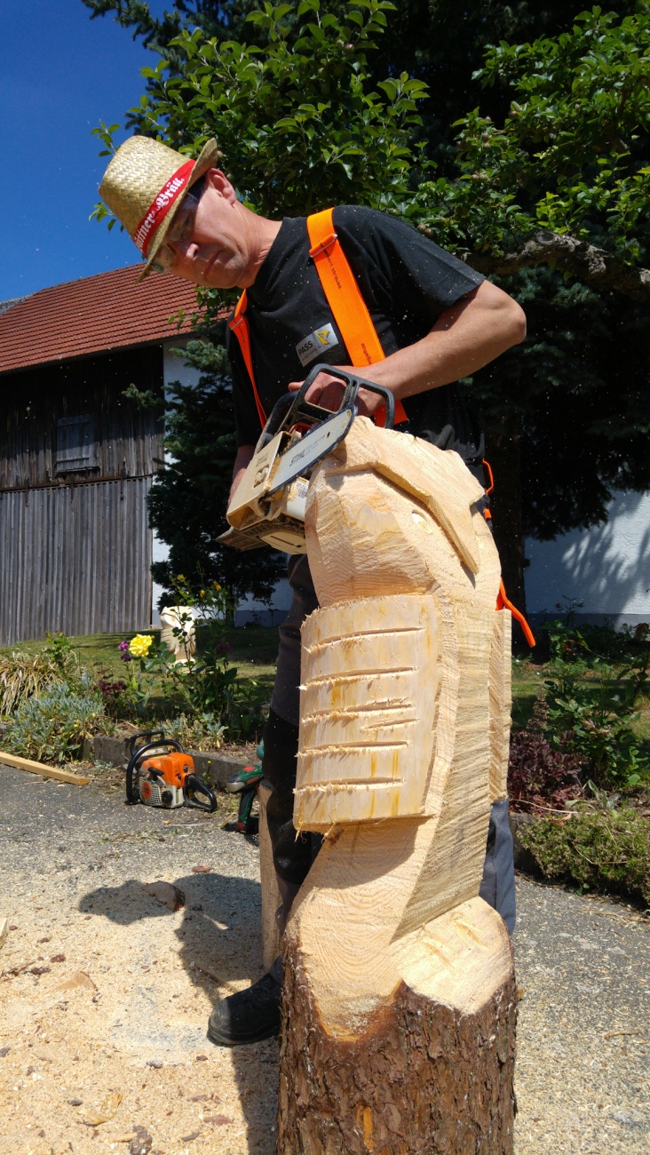 Foto: Martin Zehrer - Holz-Kunst mit der Motorsäge, gesehen beim Brauerei-Hoffest der Brauerei Püttner aus Schlammersdorf... 