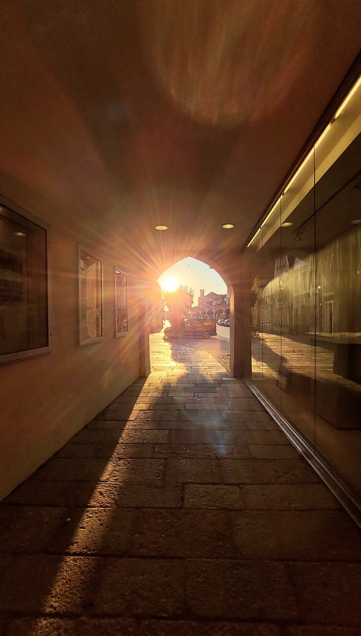 Foto: Martin Zehrer - Kemnath: Der Durchgang unterm Kirchturm in die herrliche Herbst-Sonne... 