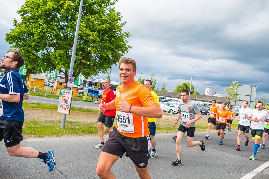 Foto: Martin Zehrer - Nofi-Lauf 2017: Start am Stadtplatz und Ziel beim Siemens... 5,9 Kilometer durch Kemnath und rund herum. Mehr als 8000 Teilnehmer fanden sich in Kemnath zusammen um die S 