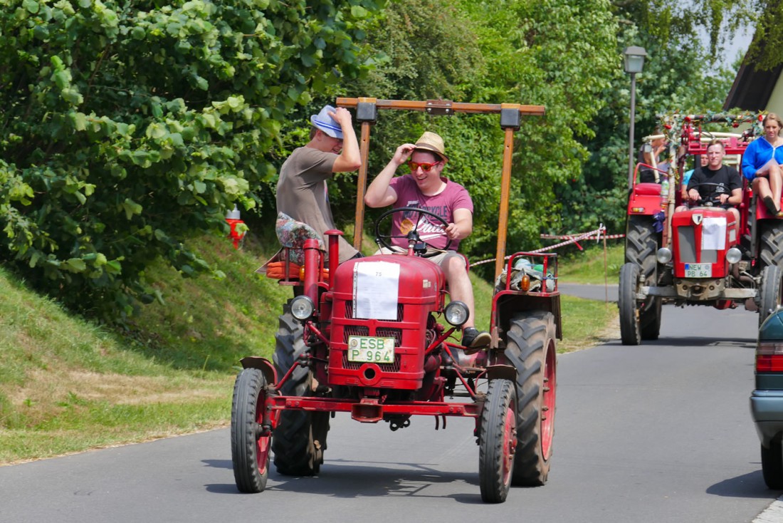 Foto: Martin Zehrer - Der Fahrtwind trifft auf Hüte... 