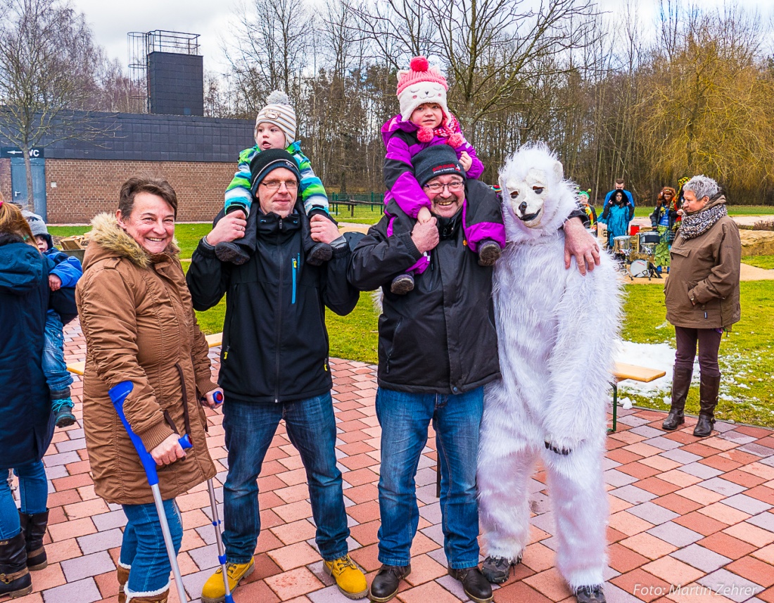 Foto: Martin Zehrer - Zuschauer von Jung bis Alt schmusten mit dem Eisbär! Gesehen beim Neujahrsschwimmen im Naturerlebnisbad in Immenreuth am 1. Januar 2018. 