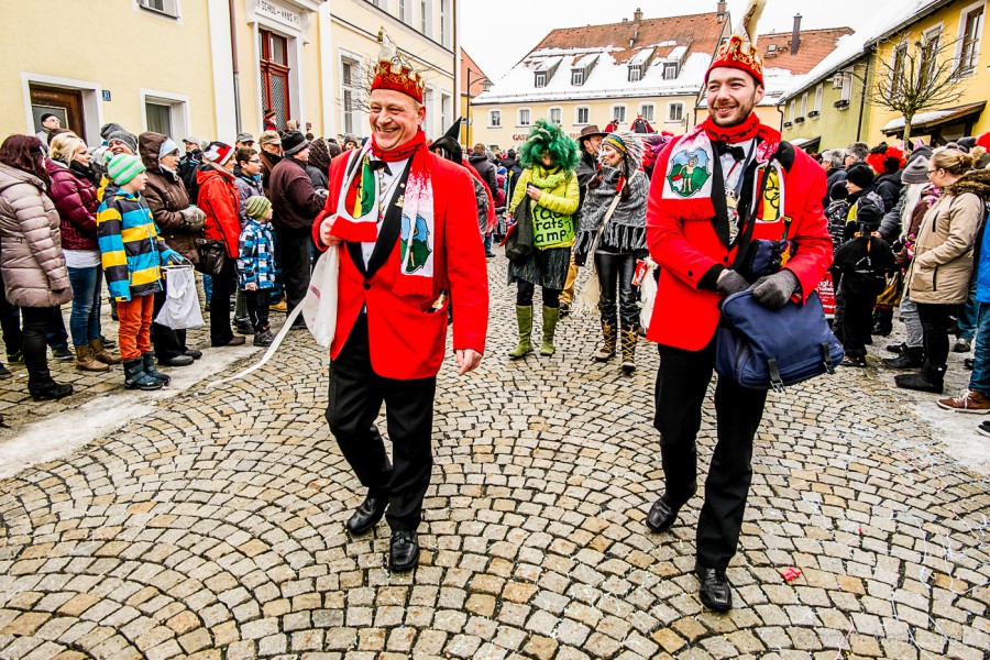 Foto: Martin Zehrer - Faschingszug durch Waldeck. Am Sonntag, den 15.2.2015 war es wieder so weit. Ein langer Zug<br />
mit zig Gaudiwagen und Hunderten Narren zog durch den Waldecker Markt. Mit vi 