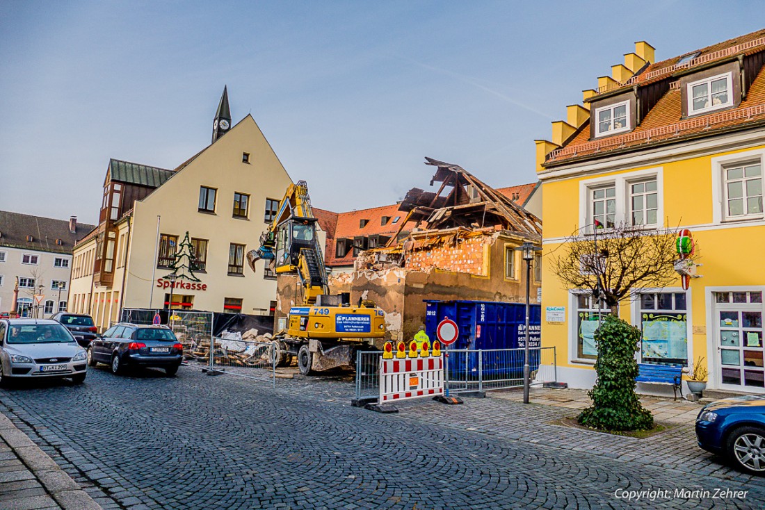 Foto: Martin Zehrer - Durch das präzise Arbeiten des Abbruchunternehmens konnte ein Sperren des Stadtplatzes von Kemnath vermieden werden. 