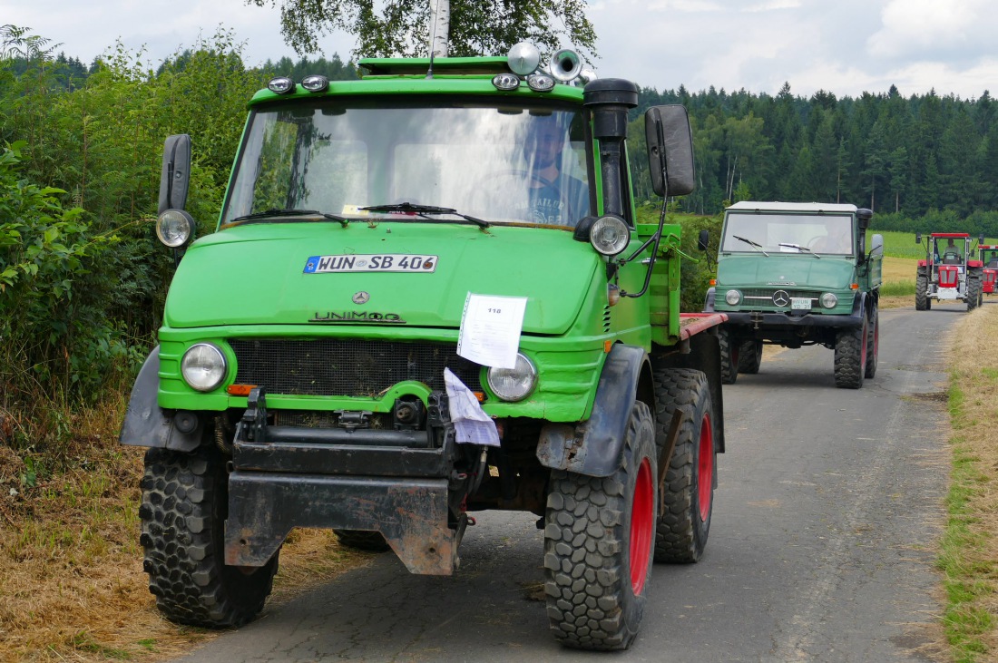 Foto: Martin Zehrer - Unimog...<br />
Traktortreffen 2016 in Oberwappenöst<br />
Trotz Regen am Vormittag kamen an diesem Sonntag ca. 120 Oldtimer-Bulldogs und unzählige Besucher. Zum Mittag hin klarte  