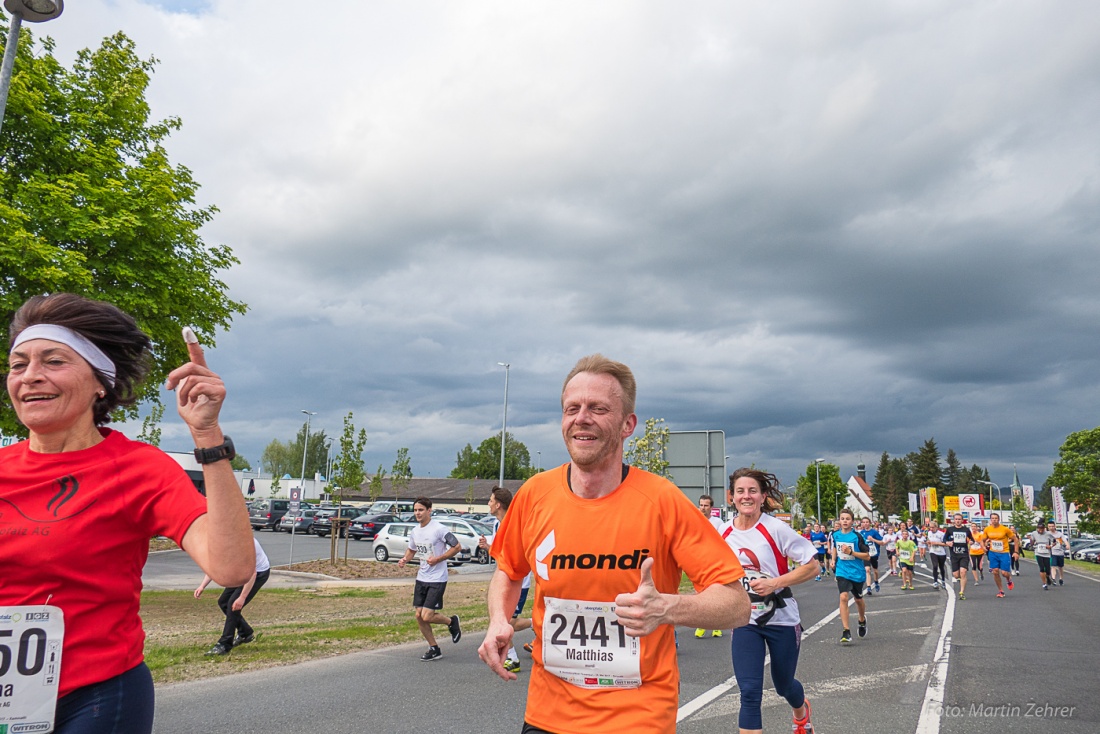 Foto: Martin Zehrer - Nofi-Lauf 2017: Start am Stadtplatz und Ziel beim Siemens... 5,9 Kilometer durch Kemnath und rund herum. Mehr als 8000 Teilnehmer fanden sich in Kemnath zusammen um die S 