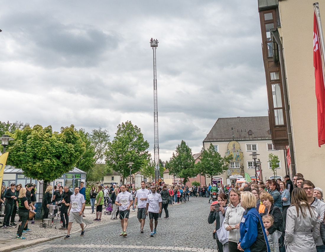 Foto: Martin Zehrer - Nofi-Lauf 2017: Start am Stadtplatz und Ziel beim Siemens... 5,9 Kilometer durch Kemnath und rund herum. Mehr als 8000 Teilnehmer fanden sich in Kemnath zusammen um die S 