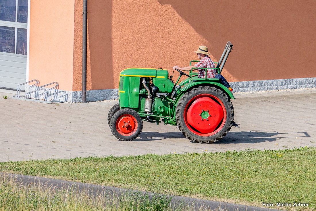 Foto: Martin Zehrer - Lufgekühlt, ein Zylinder und ohne Elektronik - So funktionierten damals die Zugmaschinen. Gesehen am Feuerwehrhaus in Zinst, nachdem sich mehrere Bulldogs und deren Fahre 