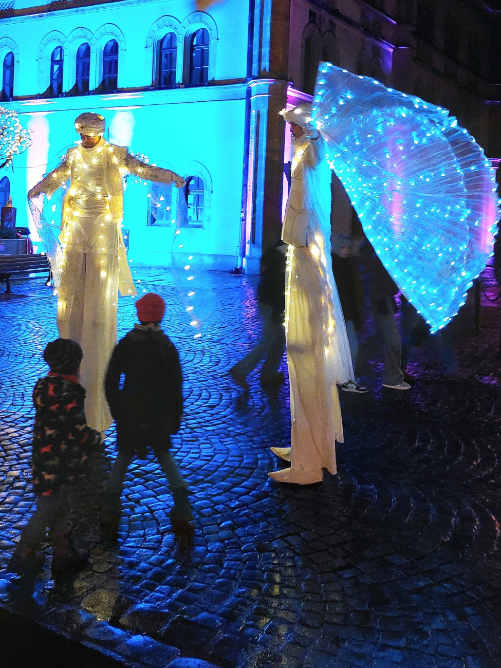 Foto: Martin Zehrer - Riesengroße, leuchtende Engel zogen durchs kemnather candlelight shopping 