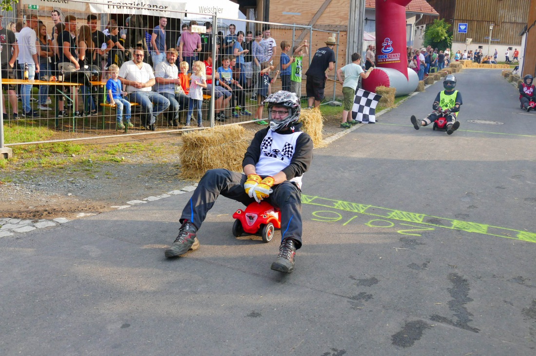 Foto: Martin Zehrer - Genial - Die legendären Bobbycar Meisterschaft in Preißach. <br />
"Den of Vice" veranstaltete heute das 3. Bobbycar-Rennen durch die Ortschaft Preißach. <br />
Zig Starter rasten  