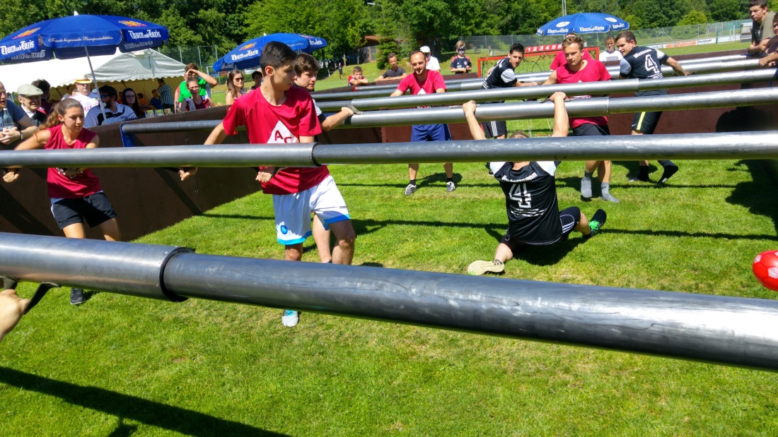 Foto: Martin Zehrer - Beweglichkeit und gute Reflexe sind gefragt... Lebend-Kicker-Turnier in Neusorg beim Sportfest 