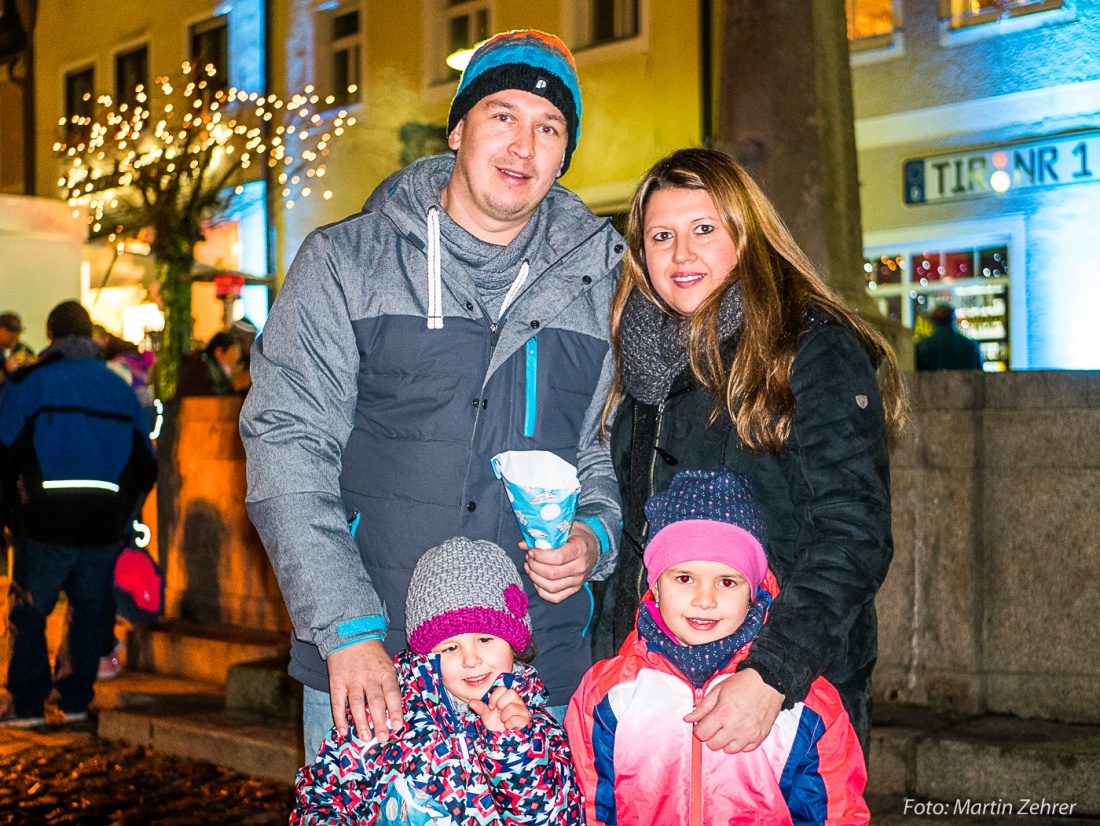 Foto: Martin Zehrer - Sie zaubern mit Licht und strahlen Häuser bunt an... Lichtzauberer!!!<br />
<br />
Candle-Light-Shopping 2017 in Kemnath 