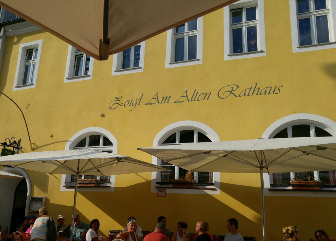 Foto: Martin Zehrer - Mitten in der Marktredwitzer Fußgängerzone:<br />
<br />
Zoigl am alten Rathaus 