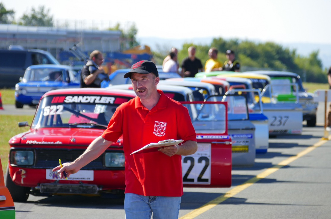 Foto: Martin Zehrer - Vorm Start, regeln wer starten darf!<br />
<br />
Flugplatz-Slalom des MSC-Sophiental. Bestes Wetter, top Teilnehmer, fairer Motorsport Nähe Bindlach! 