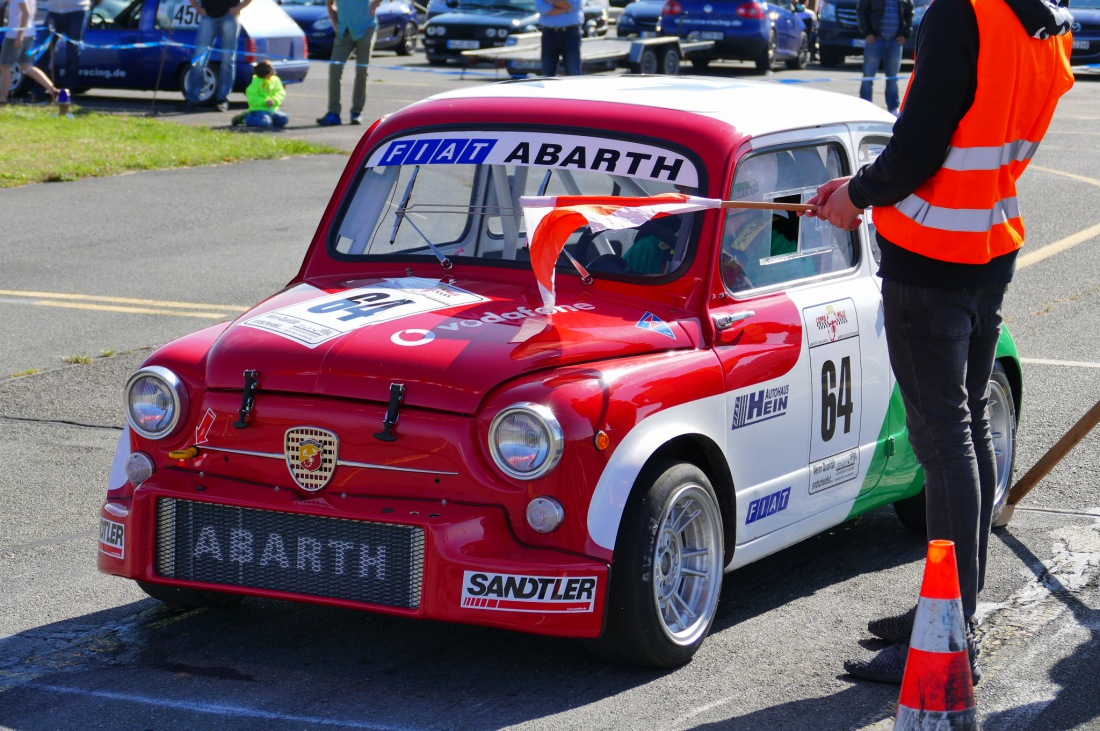 Foto: Martin Zehrer - Fiat Abarth - Lauern am Start!<br />
<br />
Flugplatz-Slalom des MSC-Sophiental. Bestes Wetter, top Teilnehmer, fairer Motorsport Nähe Bindlach! 