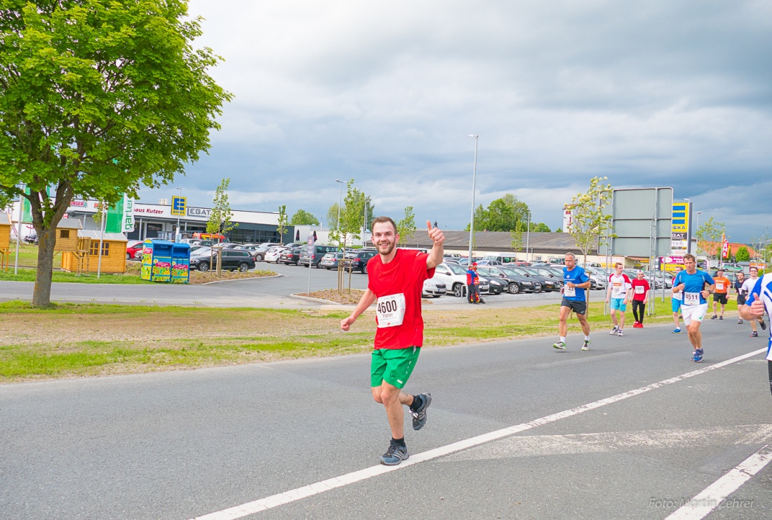 Foto: Martin Zehrer - Nofi-Lauf 2017: Start am Stadtplatz und Ziel beim Siemens... 5,9 Kilometer durch Kemnath und rund herum. Mehr als 8000 Teilnehmer fanden sich in Kemnath zusammen um die S 