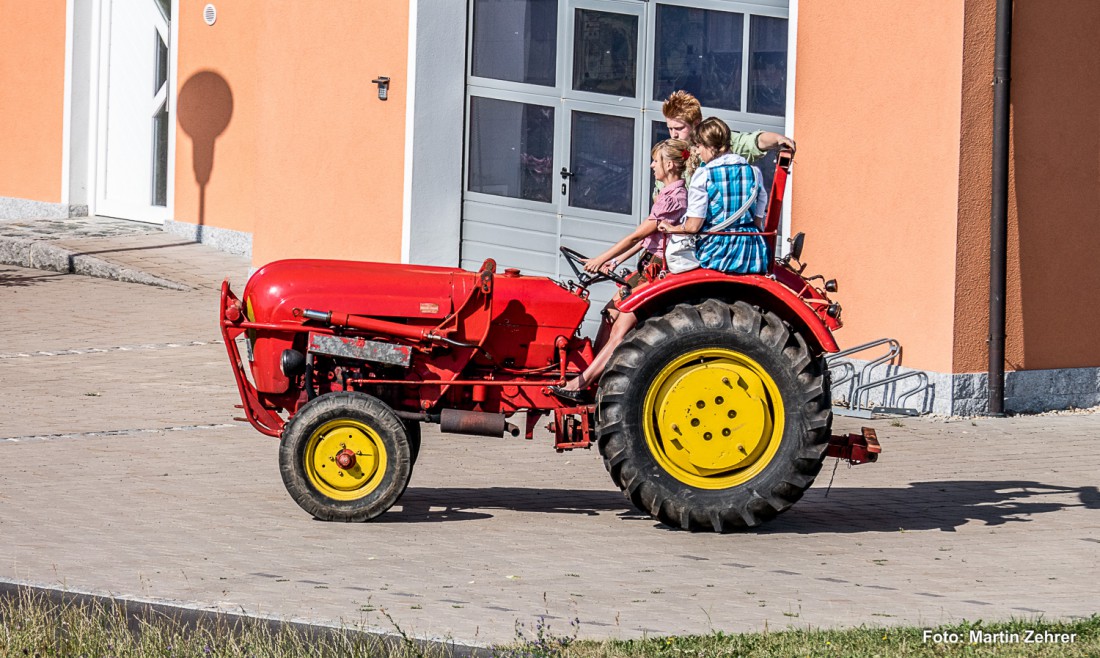 Foto: Martin Zehrer - Die Kupplung fest getreten. Ein PORSCHE Traktor auf dem Weg zum Bulldogtreffen in Oberwappenöst. 