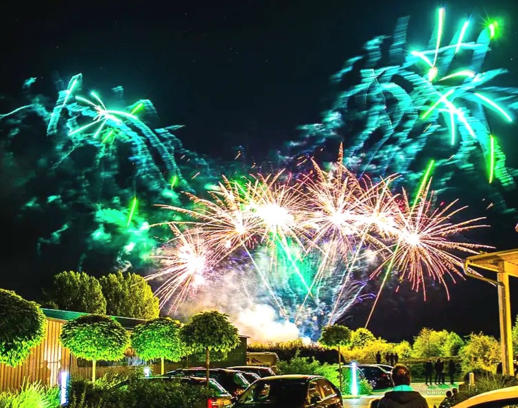 Foto: Martin Zehrer - Morgen Abend, Dienstag, den 19. August 2024, zündet wieder das gigantische Feuerwerk zum Abschluss des Kemnather Wiesenfests. 