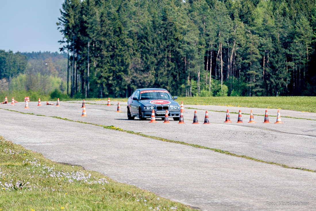 Foto: Martin Zehrer - Flugplatz-Slalom Speichersdorf: Der hintere Abschnitt der Strecke, unterwegs mit einem BMW... 