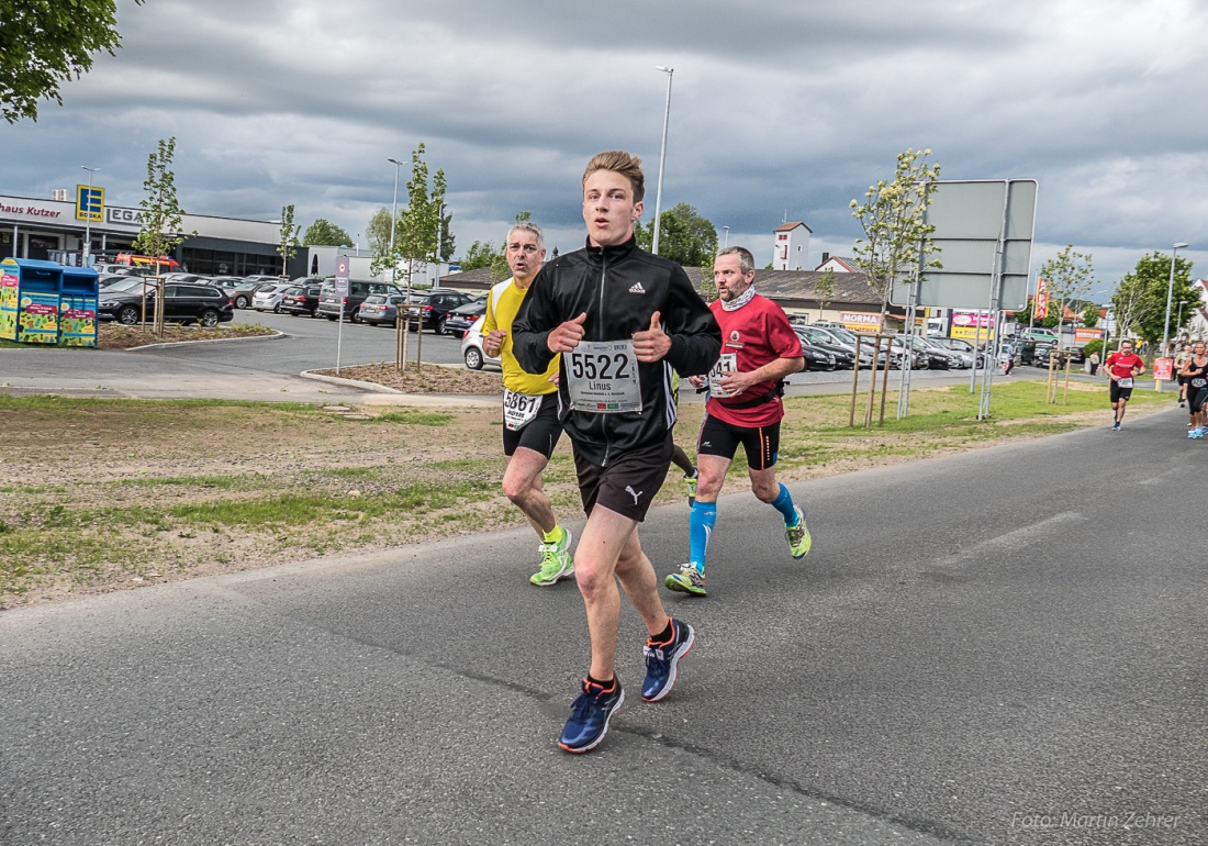 Foto: Martin Zehrer - Nofi-Lauf 2017: Start am Stadtplatz und Ziel beim Siemens... 5,9 Kilometer durch Kemnath und rund herum. Mehr als 8000 Teilnehmer fanden sich in Kemnath zusammen um die S 