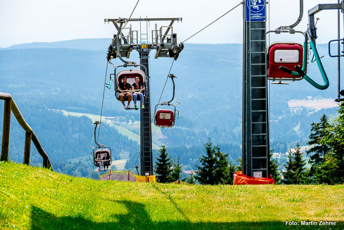 Foto: Martin Zehrer - Wow, was für eine Aussicht auf dem Gipfel des  Ochsenkopfs. Nach wenigen Minuten ist man oben angekommen und kann runter ins Tal blicken. 