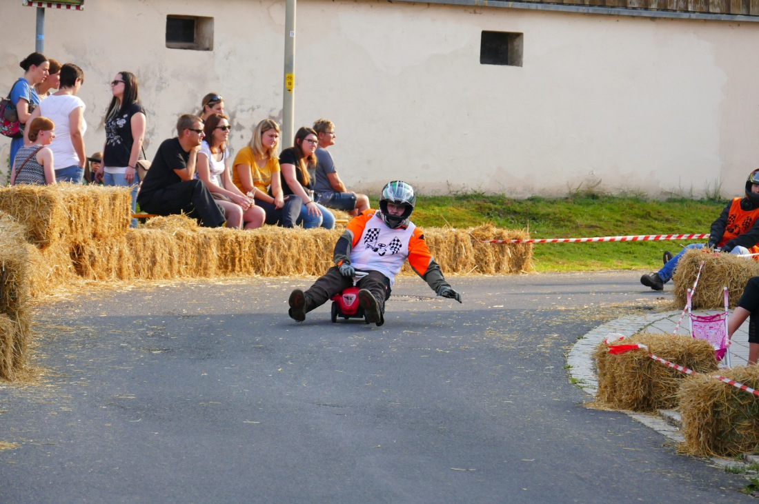 Foto: Martin Zehrer - Genial - Die legendären Bobbycar Meisterschaft in Preißach. <br />
"Den of Vice" veranstaltete heute das 3. Bobbycar-Rennen durch die Ortschaft Preißach. <br />
Zig Starter rasten  