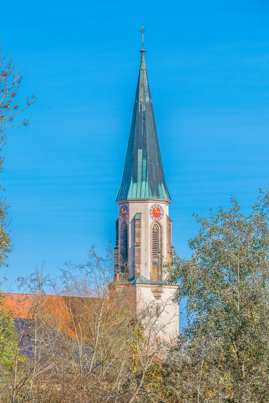 Foto: Martin Zehrer - Der Kirchturm der kemnather Stadtkirche, vom Stadtweiher aus gesehen... 