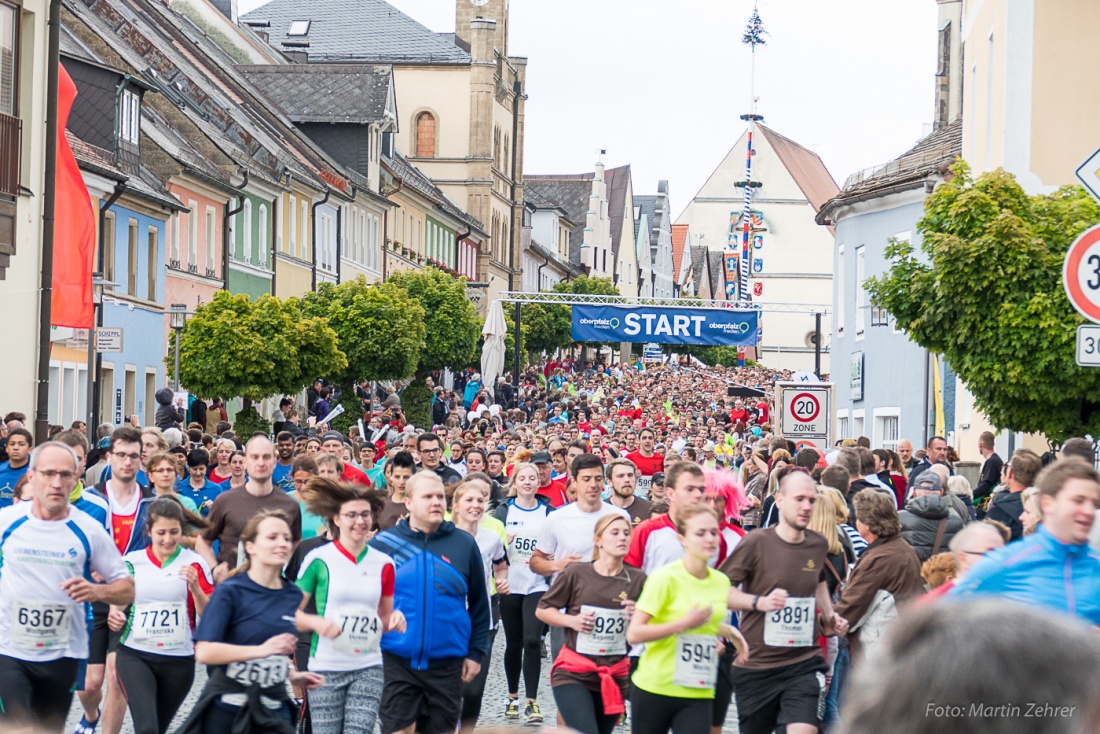 Foto: Martin Zehrer - Während die ersten Sportler schon gut ein Drittel der Strecke hinter sich hatten, starteten noch immer unzählige Läufer am Stadtplatz...<br />
<br />
Nofi-Lauf 2017: Start am Stadt 