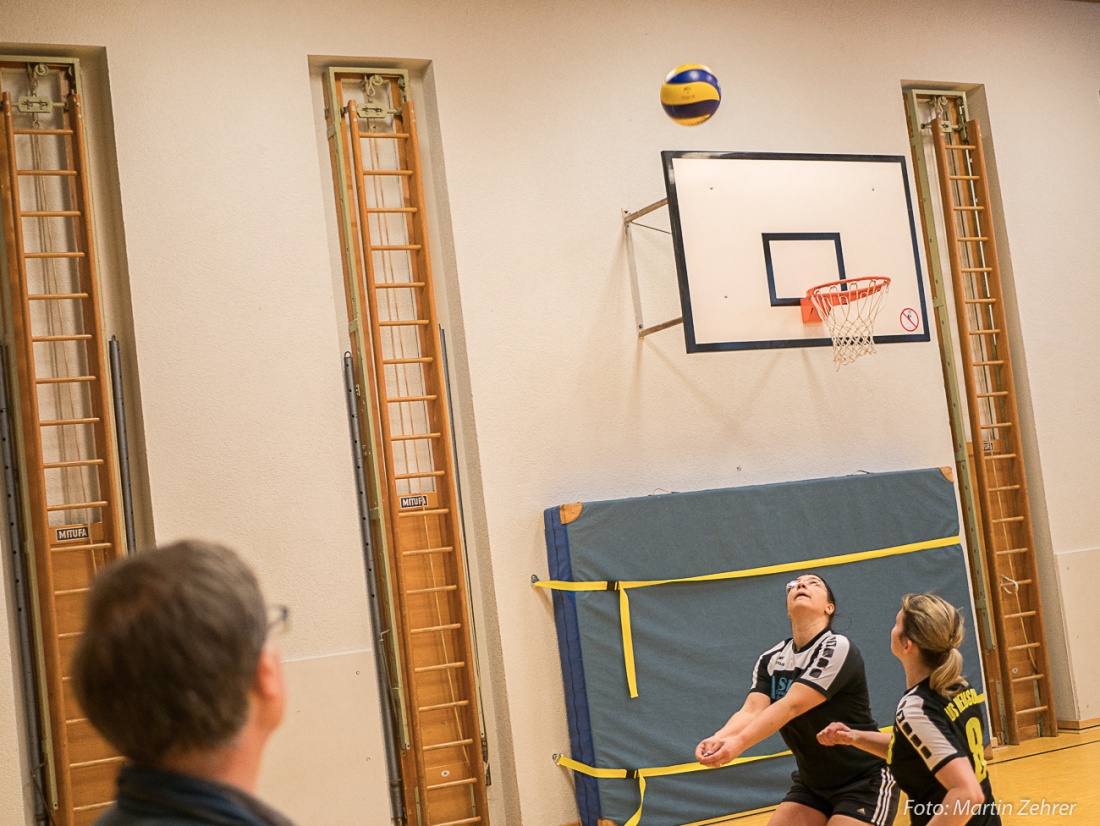 Foto: Martin Zehrer - Holen sich den Ball... die Spielerinnen des TUS Neusorg Volleyball beim vorweihnachtlichen Heimspieltag am 16. Dezember 2017 in Neusorg 