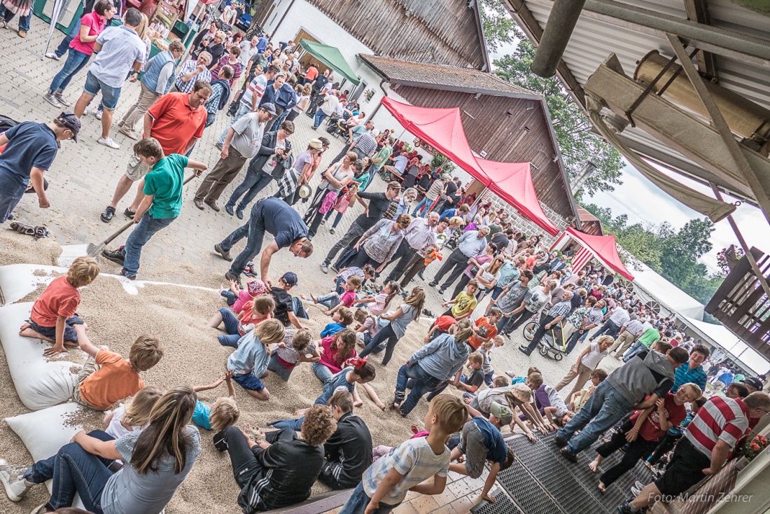 Foto: Martin Zehrer - Mühlentag auf der Schustermühle in Eisersdorf: Auch die Kinder hatten action... ein eigens fürs herumtoben vorbereiteter Getreidekasten sorgte für enorme Begeisterung bei 