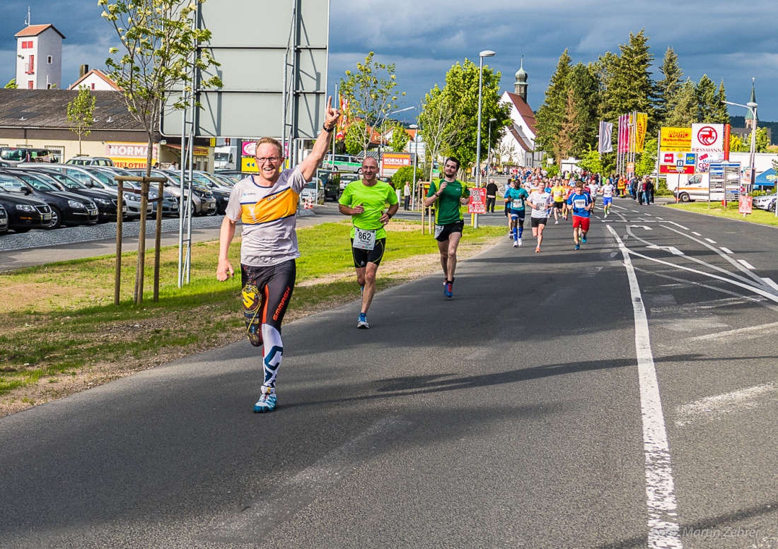 Foto: Martin Zehrer - Nofi-Lauf 2017: Start am Stadtplatz und Ziel beim Siemens... 5,9 Kilometer durch Kemnath und rund herum. Mehr als 8000 Teilnehmer fanden sich in Kemnath zusammen um die S 