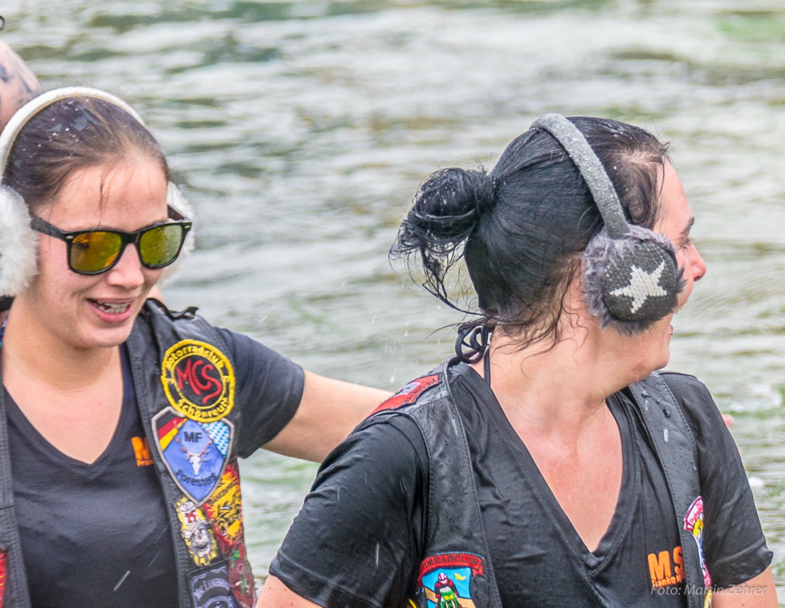 Foto: Martin Zehrer - Neujahrs-Schwimmen in Immenreuth bei ca. -5 Grad Außentemperatur und im eisig kalten Wasser...<br />
<br />
Bereits das 15. Mal springen nur die härtesten Badegäste ins Wasser des  