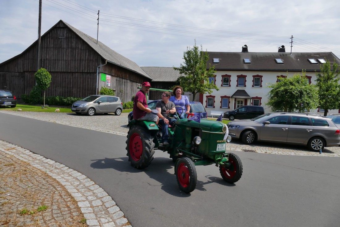 Foto: Martin Zehrer - Jeder kennt diesen Schlepper. Ein Deutz, wie er vor nicht allzulanger Zeit auf vielen Höfen als Hofschlepper zu finden war, fährt durch Oberwappenöst. 