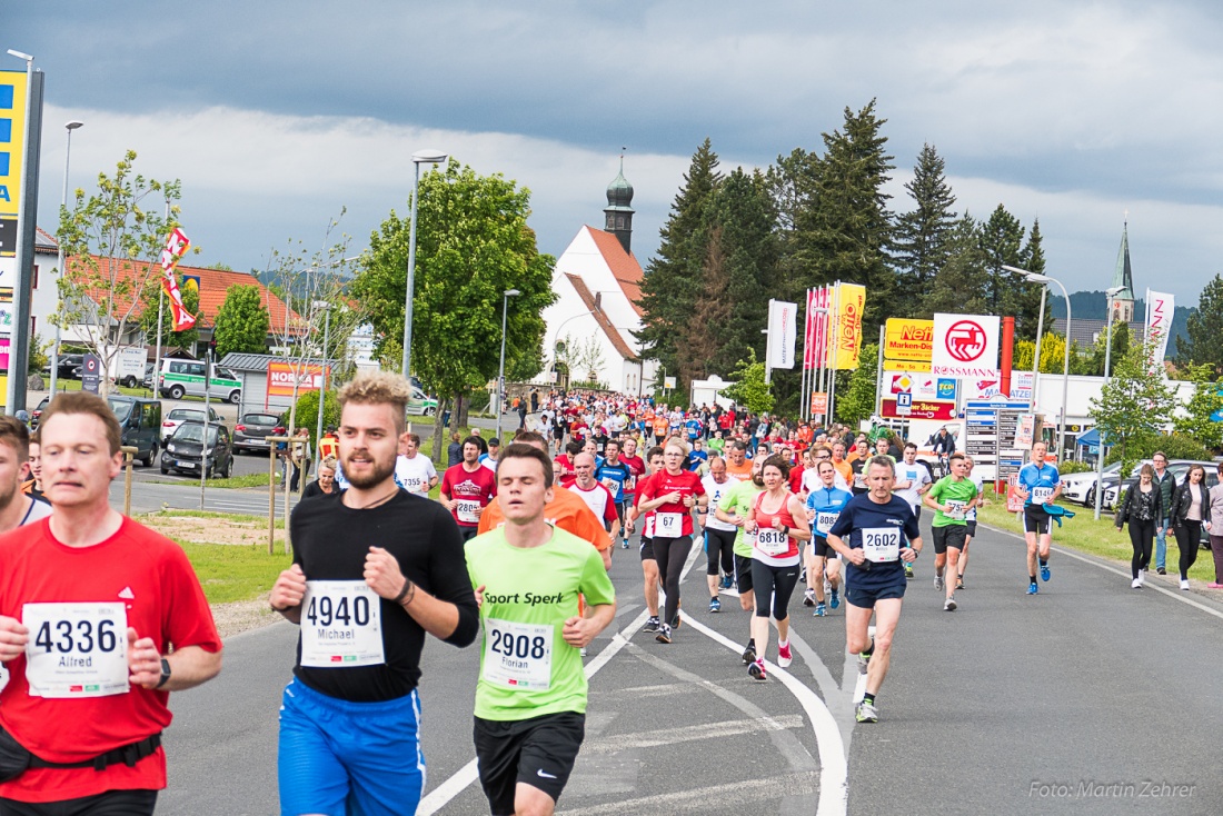 Foto: Martin Zehrer - Nofi-Lauf 2017: Start am Stadtplatz und Ziel beim Siemens... 5,9 Kilometer durch Kemnath und rund herum. Mehr als 8000 Teilnehmer fanden sich in Kemnath zusammen um die S 