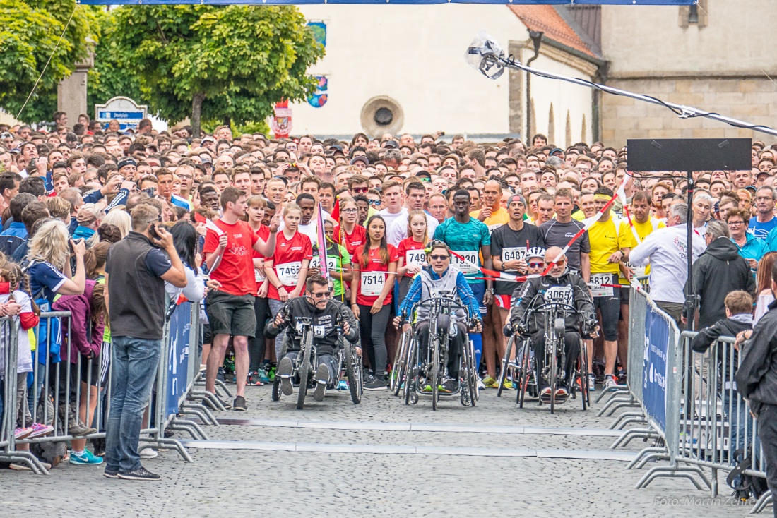 Foto: Martin Zehrer - Der erste Start wurde freigegeben...<br />
<br />
Nofi-Lauf 2017: Start am Stadtplatz und Ziel beim Siemens... 5,9 Kilometer durch Kemnath und rund herum. Mehr als 8000 Teilnehmer  