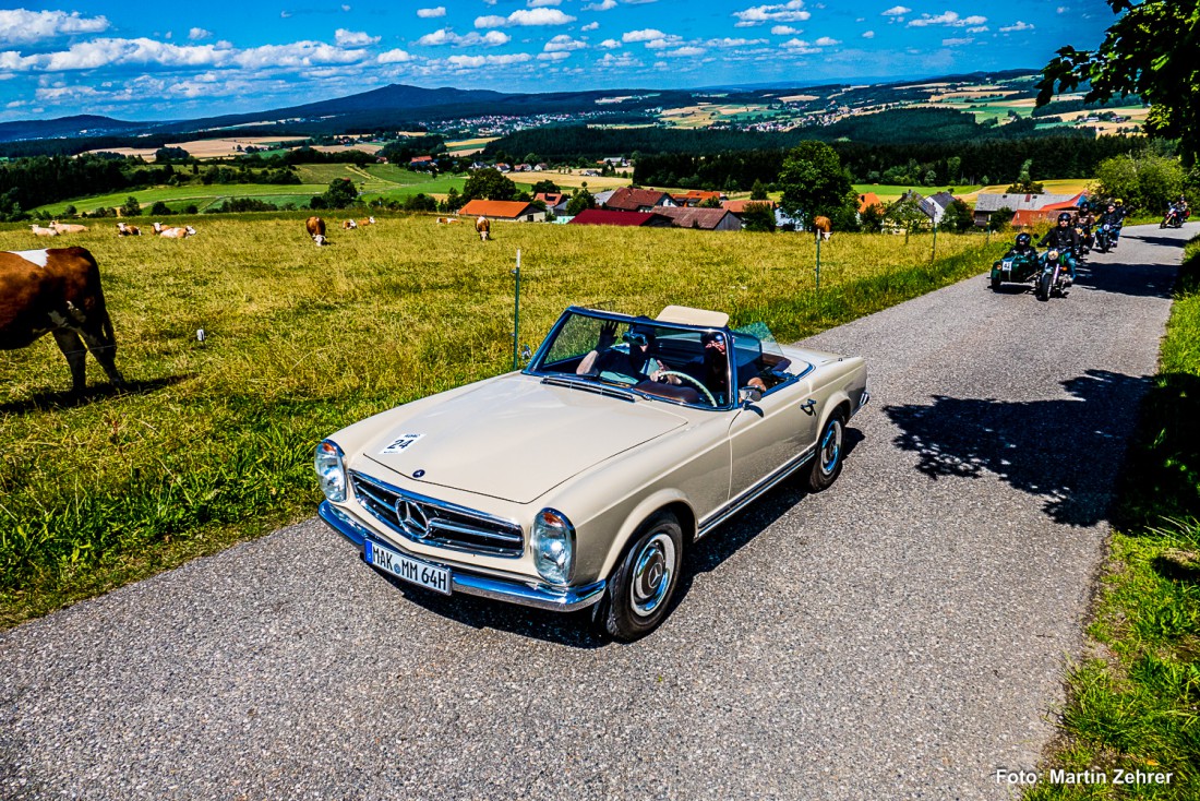 Foto: Martin Zehrer - Ein Mercedes "Oben ohne"... Wo ist nur die Zeit hingegangen wird sich so mancher denken. Gleich gibts Brotzeit am Mesnerhaus auf dem Armesberg.<br />
Eine wunderschöne Aussich 