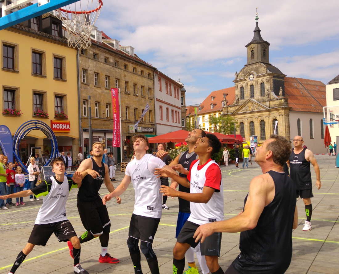 Foto: Martin Zehrer - Samstag, 13. August 2016 - Bayreuther Stadtmeisterschaft in Basketball wird zur Innen-Stadt-Meisterschaft ;-)<br />
<br />
Gucken obs klappt ;-) 