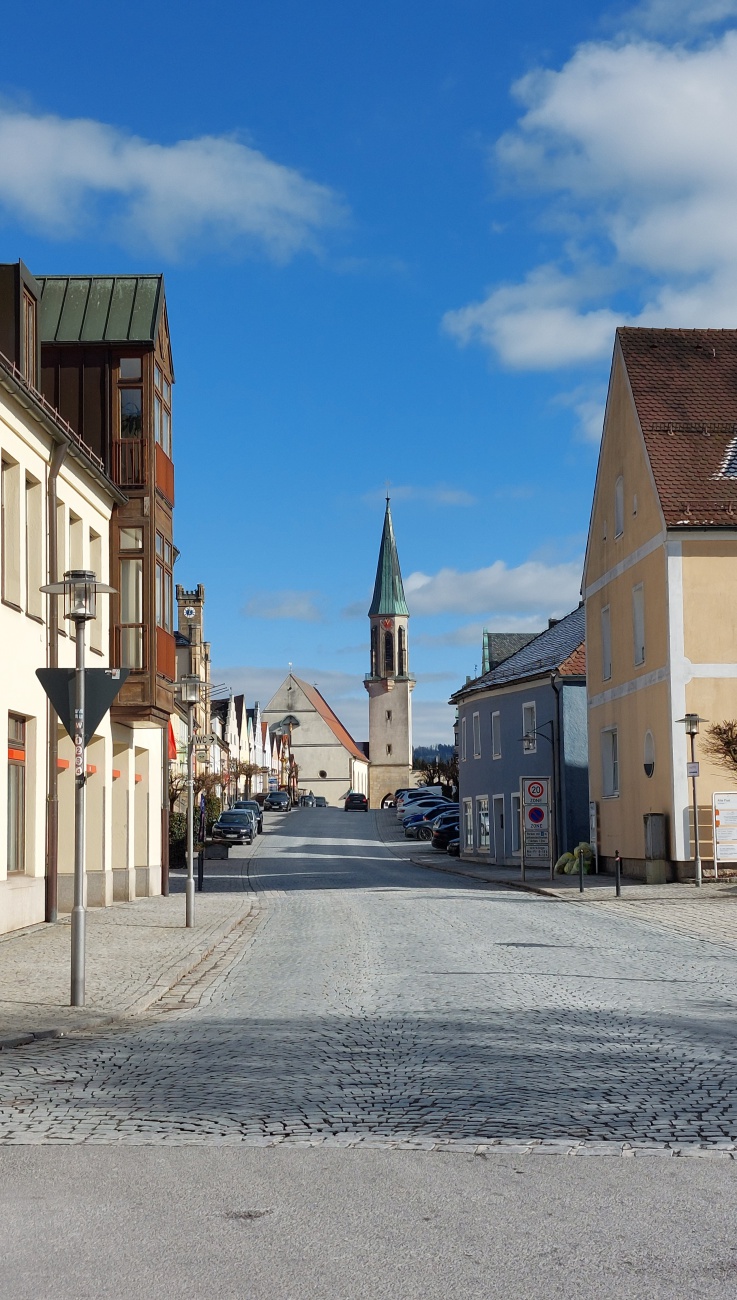 Foto: Martin Zehrer - Kemnath, am 15. Februar 2025, strahlender Sonnenschein und im Hintergrund der Kirchturm mit dem Torbogen zum wunderschönen, historischen Stadtplatz.  