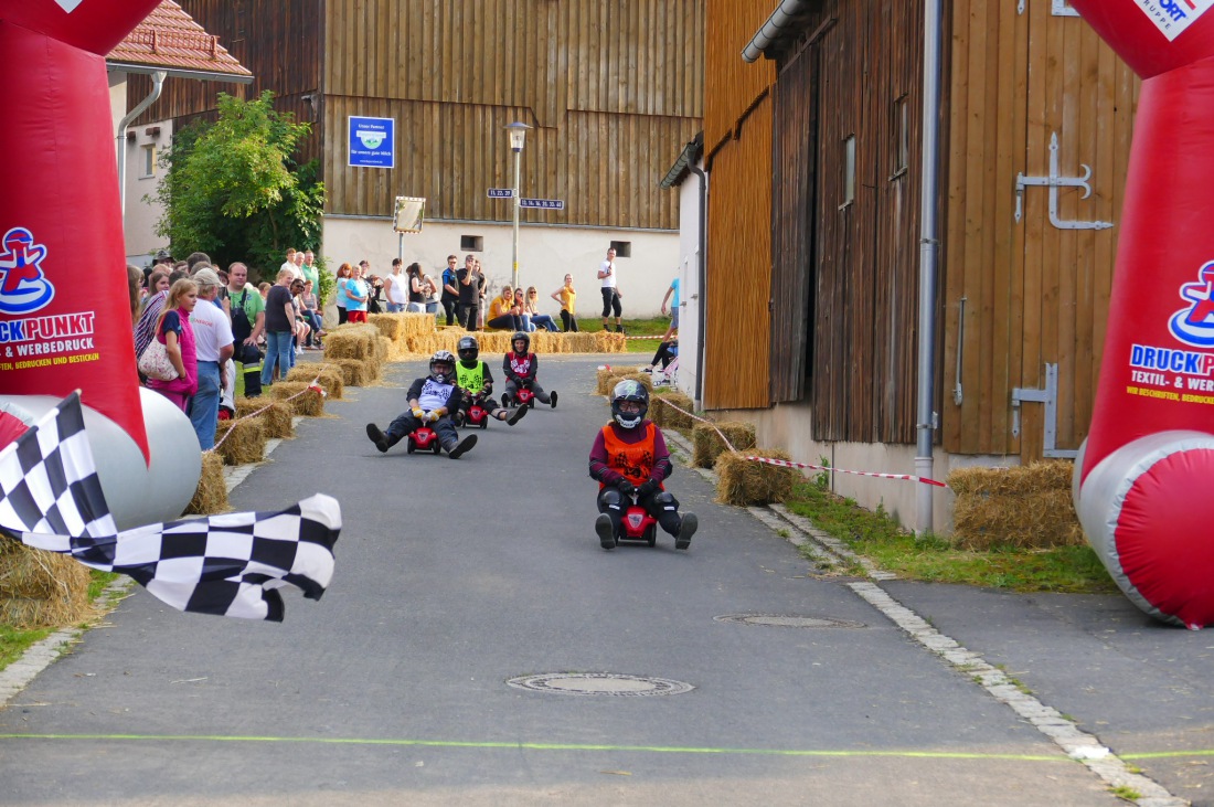 Foto: Martin Zehrer - Genial - Die legendären Bobbycar Meisterschaft in Preißach. <br />
"Den of Vice" veranstaltete heute das 3. Bobbycar-Rennen durch die Ortschaft Preißach. <br />
Zig Starter rasten  