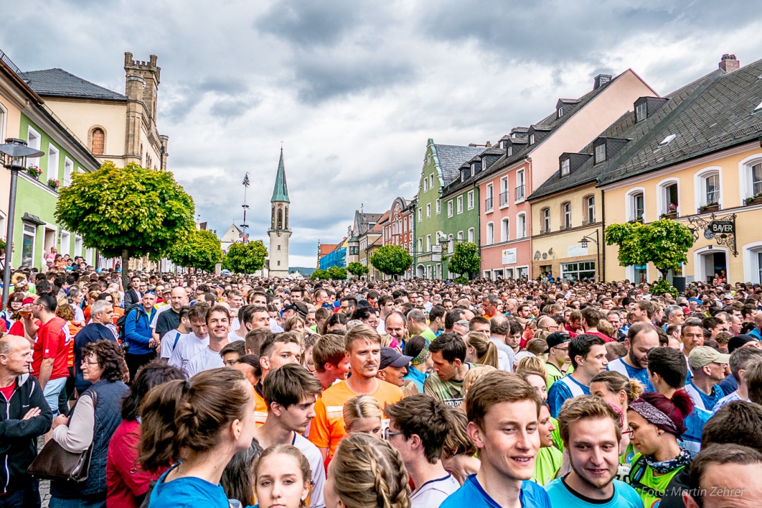 Foto: Martin Zehrer - Nofi-Lauf 2017: Start am Stadtplatz und Ziel beim Siemens... 5,9 Kilometer durch Kemnath und rund herum. Mehr als 8000 Teilnehmer fanden sich in Kemnath zusammen um die S 