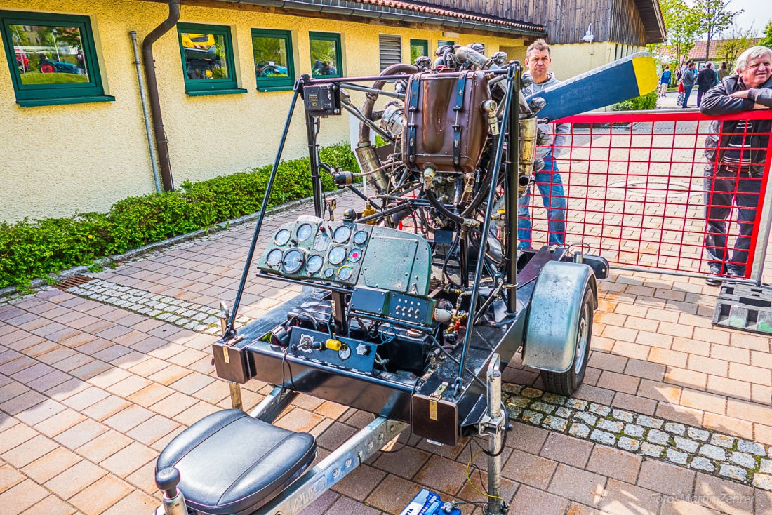 Foto: Martin Zehrer - Die Rückseite des auf einem Anhänger montierten Sternmotor, bestückt mit den Armaturen eines Flugzeuges. Drehzahlmesser, Höhenmesser, künstlicher Horizont, Lastanzeige, S 