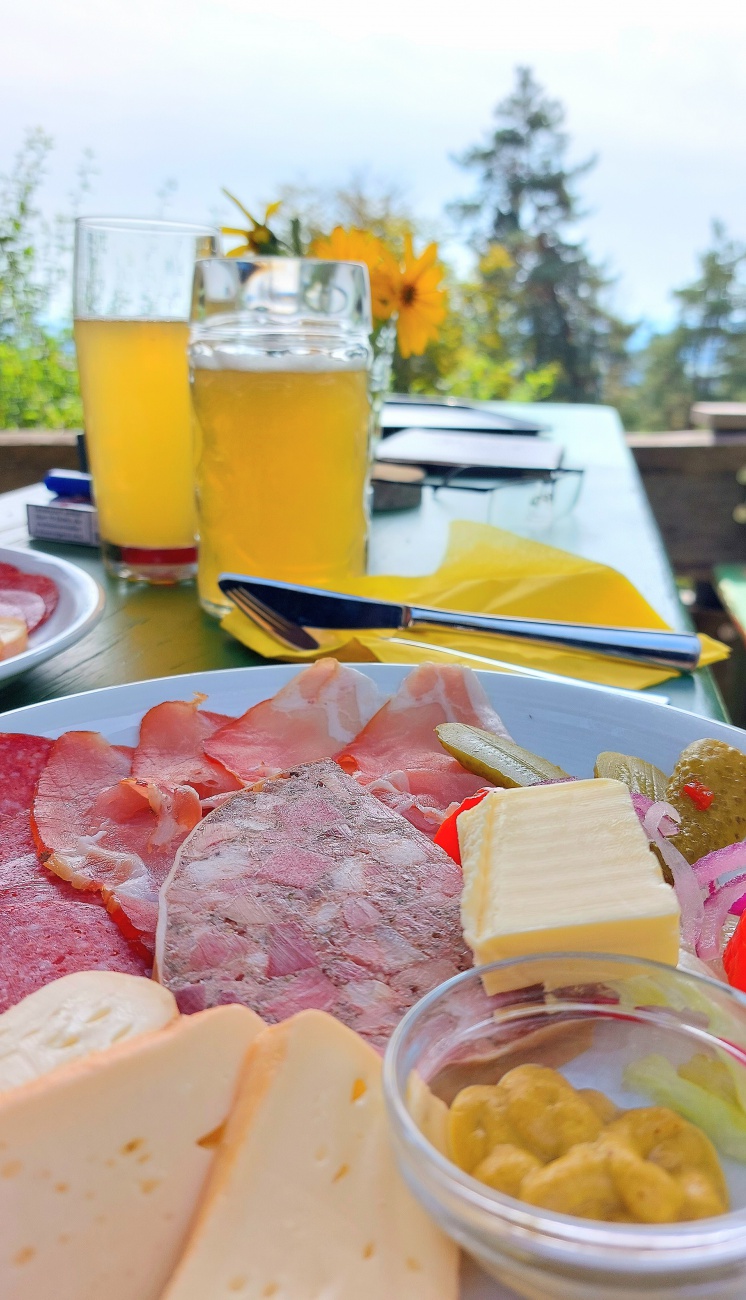 Foto: Martin Zehrer - Leckere Brotzeit auf der Gänskopfhütte droben, bei bester Aussicht.  