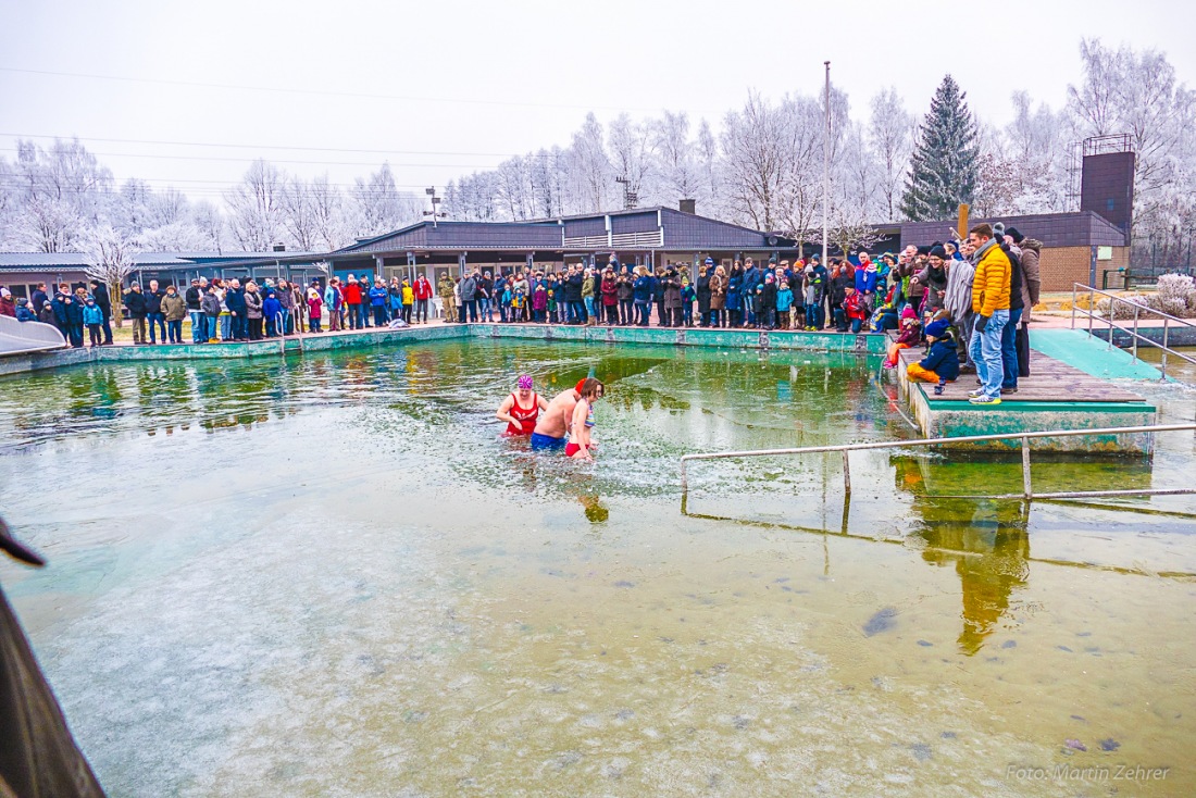 Foto: Martin Zehrer - Neujahrs-Schwimmen in Immenreuth bei ca. -5 Grad Außentemperatur und im eisig kalten Wasser...<br />
<br />
Bereits das 15. Mal springen nur die härtesten Badegäste ins Wasser des  