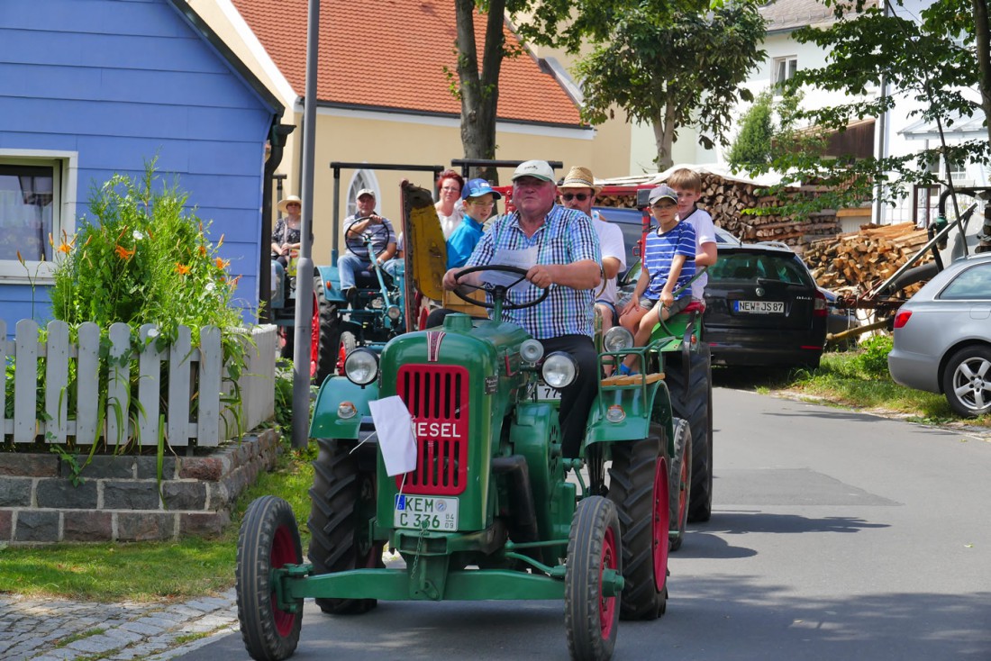 Foto: Martin Zehrer - Die ersten kommen schon von der Rundfahrt zurück. Oberwappenöster Bulldogtreffen der Freiwilligen Feuerwehr 