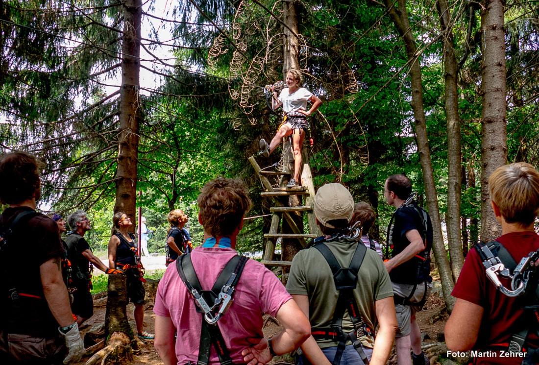 Foto: Martin Zehrer - Alle gucken zum Guide hoch und folgen ihren detaillierten Anweisungen. 