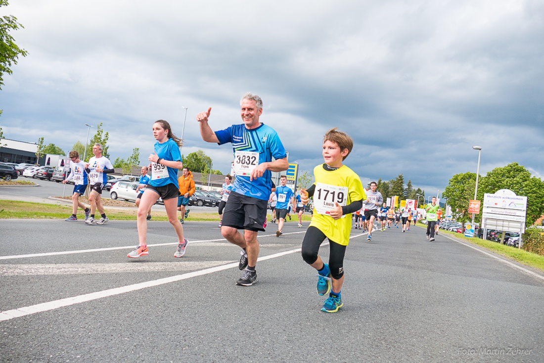 Foto: Martin Zehrer - Nofi-Lauf 2017: Start am Stadtplatz und Ziel beim Siemens... 5,9 Kilometer durch Kemnath und rund herum. Mehr als 8000 Teilnehmer fanden sich in Kemnath zusammen um die S 