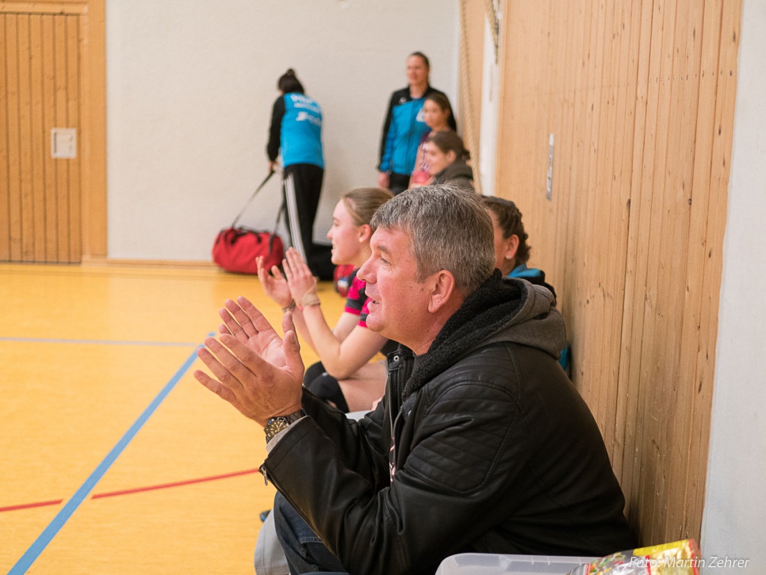 Foto: Martin Zehrer - Der Tainer der N.H. Young Volleys II guckt genau hin und gibt vom Spielfeld-Rand aus Anweisungen... 