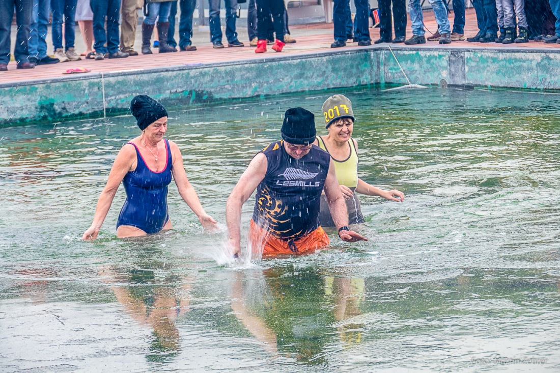 Foto: Martin Zehrer - Die ersten Eisschwimmer im neuen Jahr 2017... Respekt!!!<br />
<br />
Neujahrs-Schwimmen in Immenreuth bei ca. -5 Grad Außentemperatur und im eisig kalten Wasser...<br />
<br />
Bereits das  