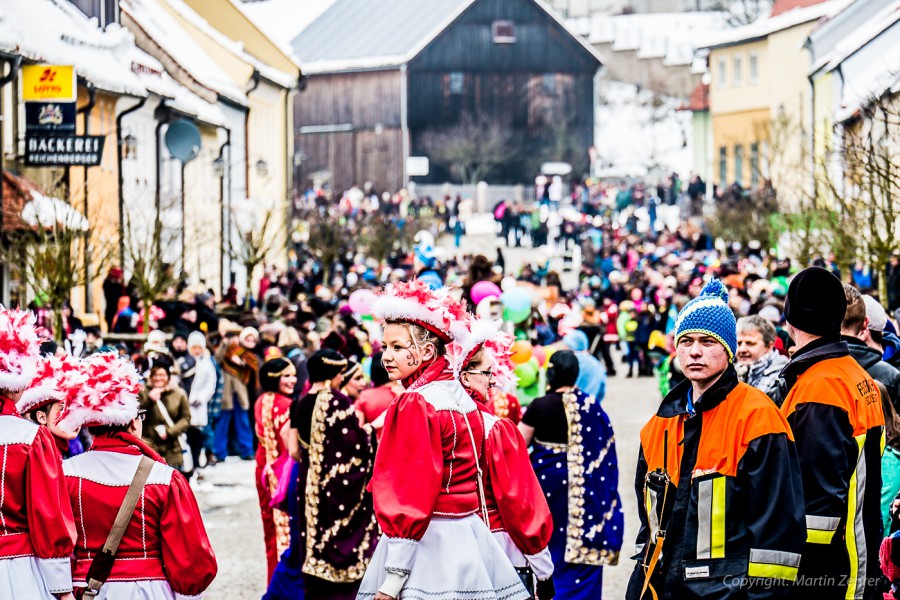 Foto: Martin Zehrer - Faschingszug durch Waldeck. Am Sonntag, den 15.2.2015 war es wieder so weit. Ein langer Zug<br />
mit zig Gaudiwagen und Hunderten Narren zog durch den Waldecker Markt. Mit vi 